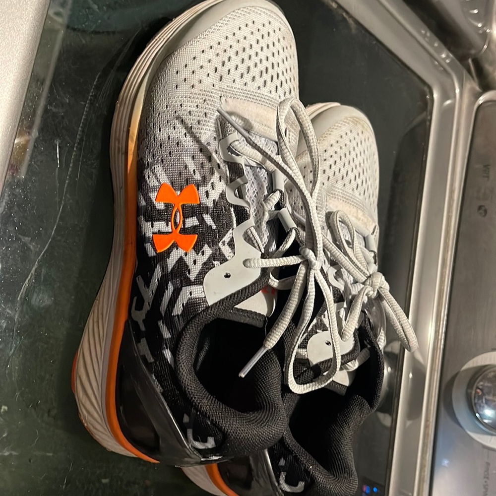 Size 7 Under Armour shoes